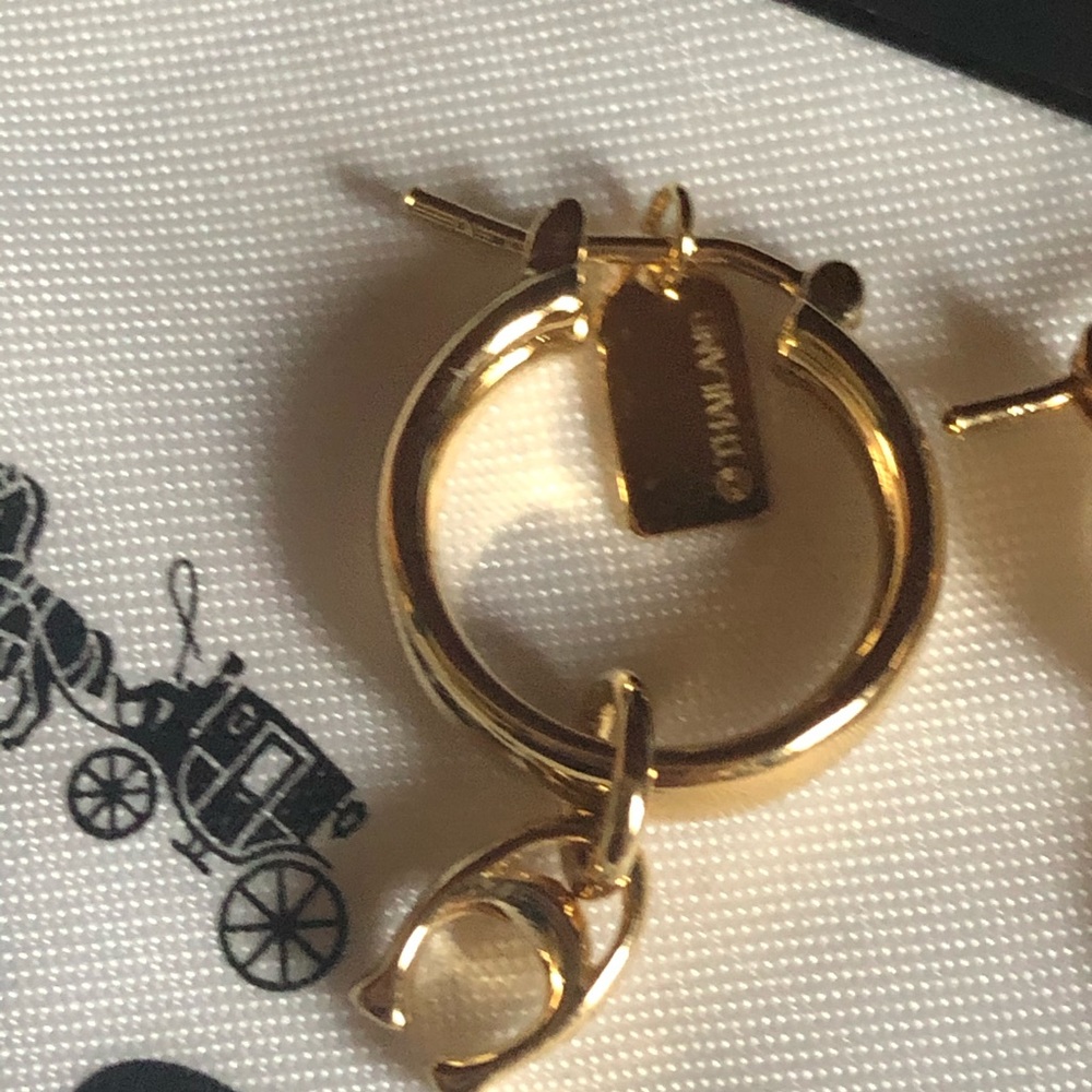 💋 Gold coach hoop earring with dangle - Picture 3 of 6